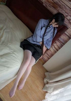 公交车上拨开少妇内裤进入